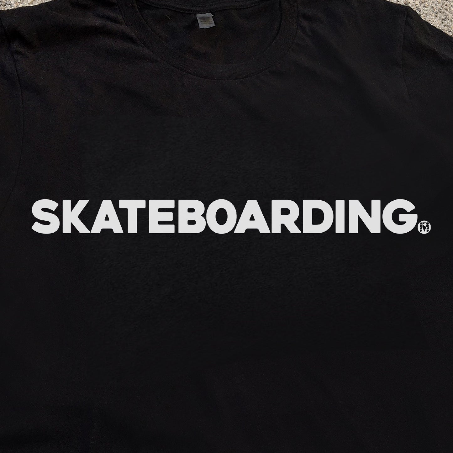 Skateboarding tee black